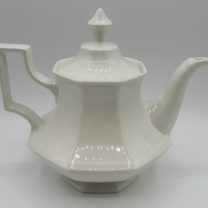 Johnson Brothers Heritage White 2 Pint Teapot
