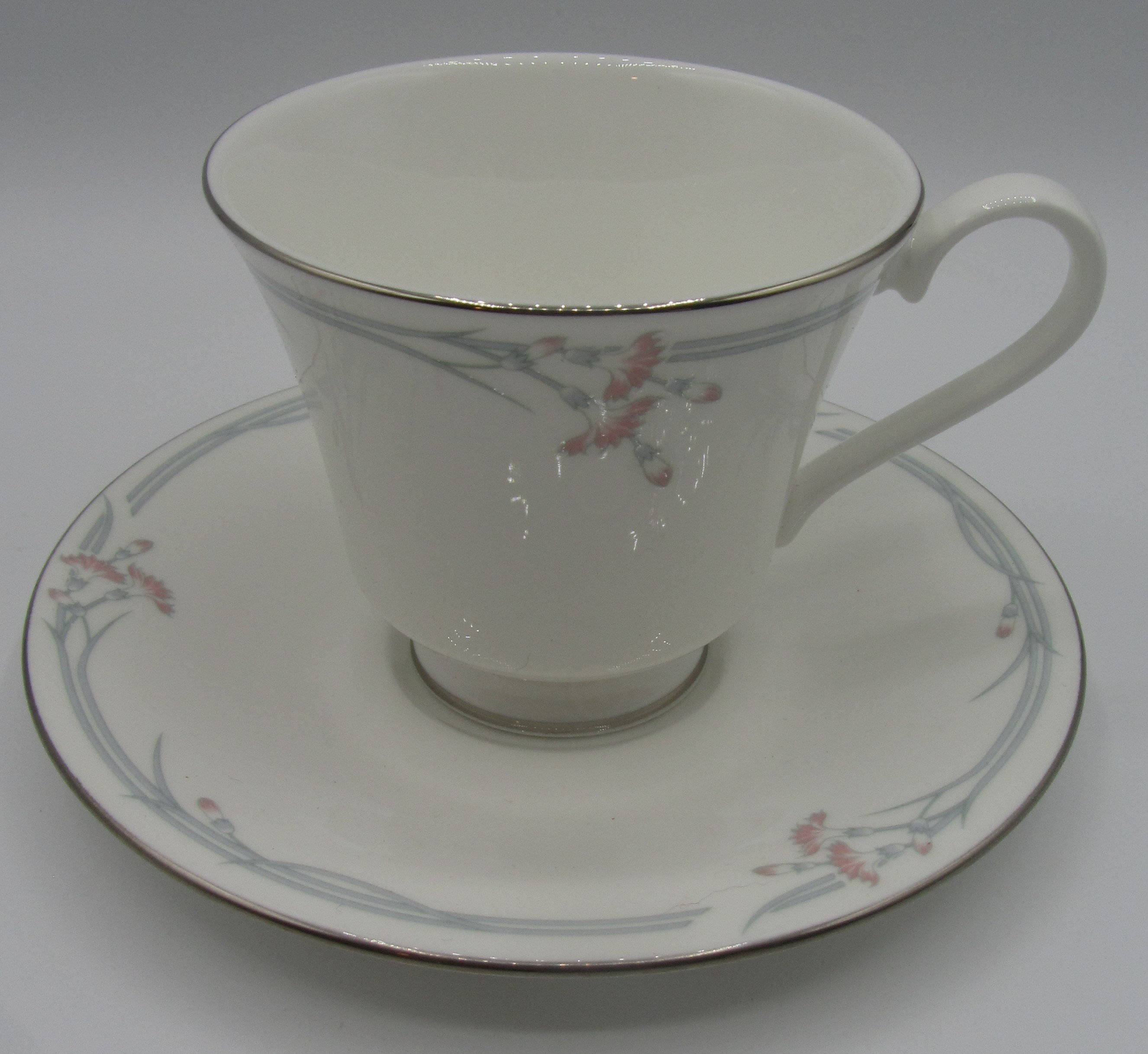   CARNATION ロイヤルドルトン 茶器セット Royal Doulton Carnation Tea Cup and Saucer - Etsy 日本