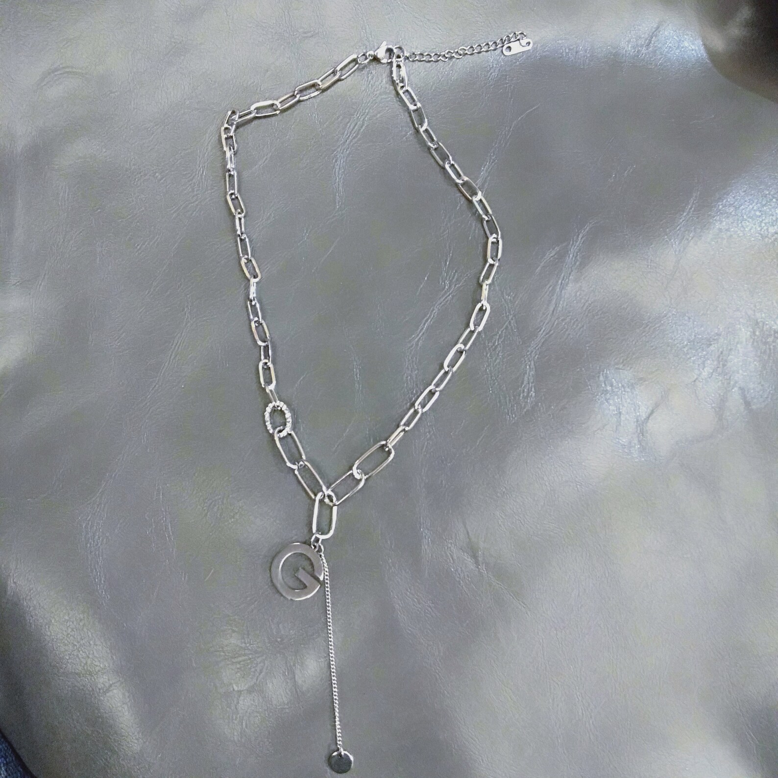 collier avec la lettre o