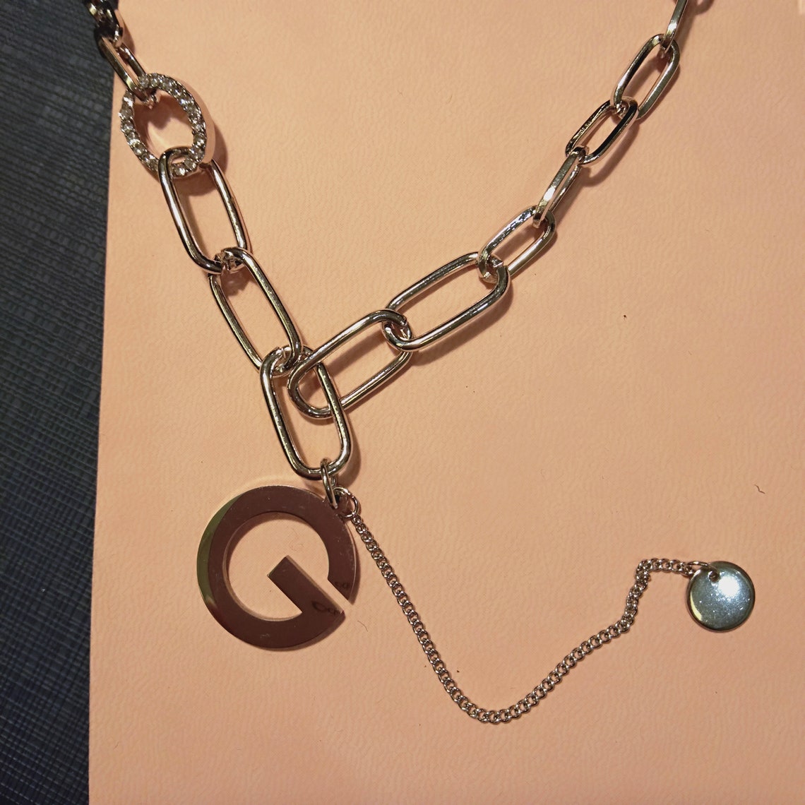 collier avec la lettre o