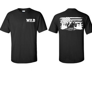 フリントコレクション - 旗、山、鹿が描かれたワイルドTシャツ