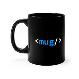 K&ouml;nnte beinhalten: Ein schwarzer Keramikbecher mit einem geschwungenen Henkel, der auf der Vorderseite den Text <mug/> in Wei&szlig; und Blau tr&auml;gt. Das Design imitiert HTML-Tag-Syntax, wobei das Wort mug in blauen Kleinbuchstaben von wei&szlig;en Klammern umschlossen ist.