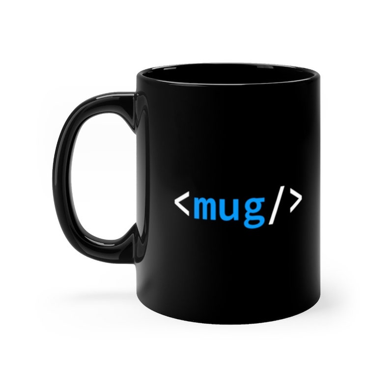 K&ouml;nnte beinhalten: Ein schwarzer Keramikbecher mit einem geschwungenen Henkel, der auf der Vorderseite den Text <mug/> in Wei&szlig; und Blau tr&auml;gt. Das Design imitiert HTML-Tag-Syntax, wobei das Wort mug in blauen Kleinbuchstaben von wei&szlig;en Klammern umschlossen ist.