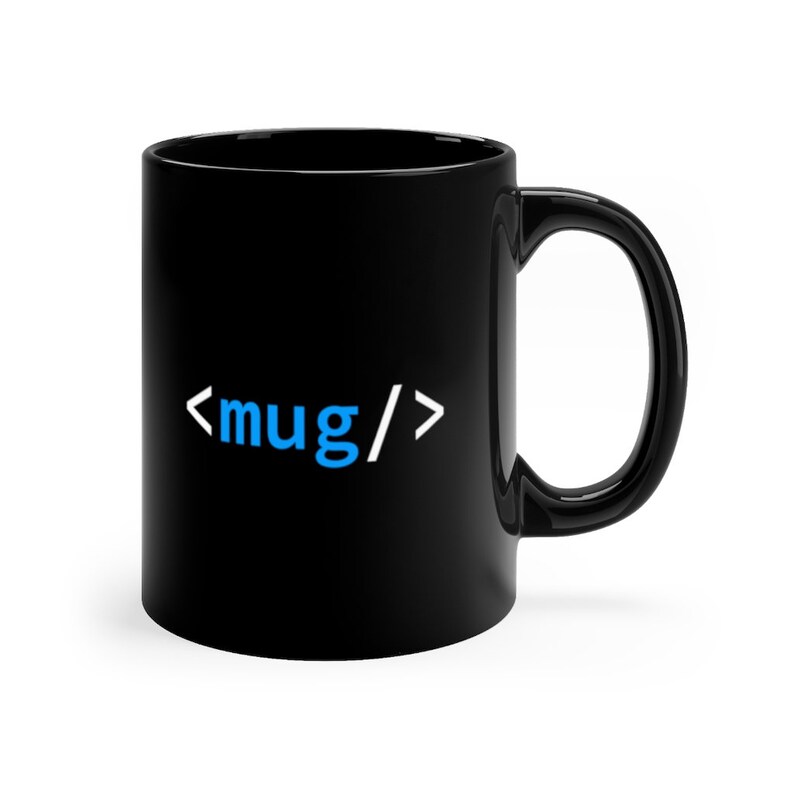 K&ouml;nnte beinhalten: Eine gl&auml;nzende schwarze Keramiktasse mit einem wei&szlig;en und hellblauen Grafikdruck auf der Vorderseite. Das Design zeigt den Text <mug/>, wobei das Wort mug in Hellblau und die umgebenden spitzen Klammern sowie der Schr&auml;gstrich in Wei&szlig; gehalten sind.