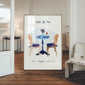 Könnte beinhalten: Ein Set aus drei Keramikbechern mit gesprenkelter, cremefarbener Glasur. Jeder Becher hat ein handgemaltes Design: ein blau-grünes Blatt, eine gelbe Blume und eine rote Beere. Die Becher haben ein schlichtes, modernes Design.