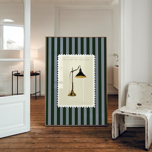 Könnte beinhalten: Ein gerahmter Druck mit einer Vintage-Lampen-Illustration. Die Lampe hat einen schwarzen Schirm und einen Messingfuß, vor einem gestreiften Hintergrund aus Grün und Grau. Der Text "Turn off the light" ist oben sichtbar.