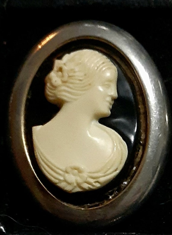 Sarah Coventry Vintage Cameo Clip on Earrings