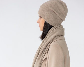 Berretto e scialle in cashmere beige - Morbido e caldo cappello avvolgente lavorato a maglia invernale da donna