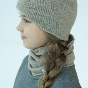 Cashmere hat and scarf set in beige Double cashmere knit beanie with infinity scarf for baby image 2