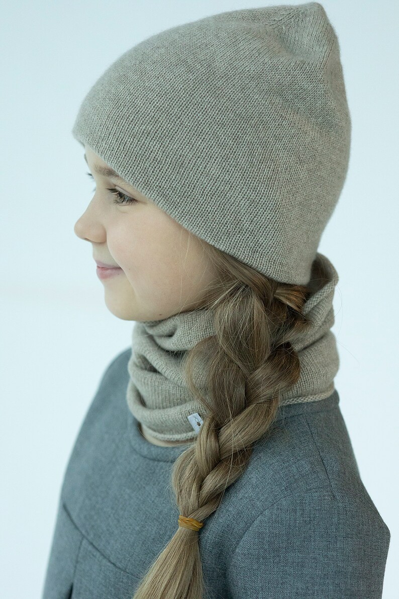 Cashmere hat and scarf set in beige Double cashmere knit beanie with infinity scarf for baby image 2