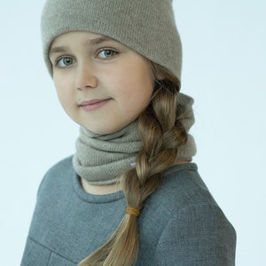 Cashmere hat and scarf set in beige Double cashmere knit beanie with infinity scarf for baby image 4