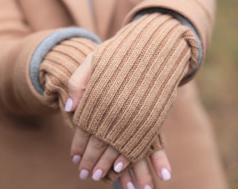 Fingerlose Handschuhe aus Kaschmir, Strickarmwärmer in Kamelfarbe