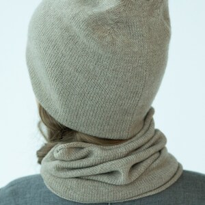 Cashmere hat and scarf set in beige Double cashmere knit beanie with infinity scarf for baby image 3