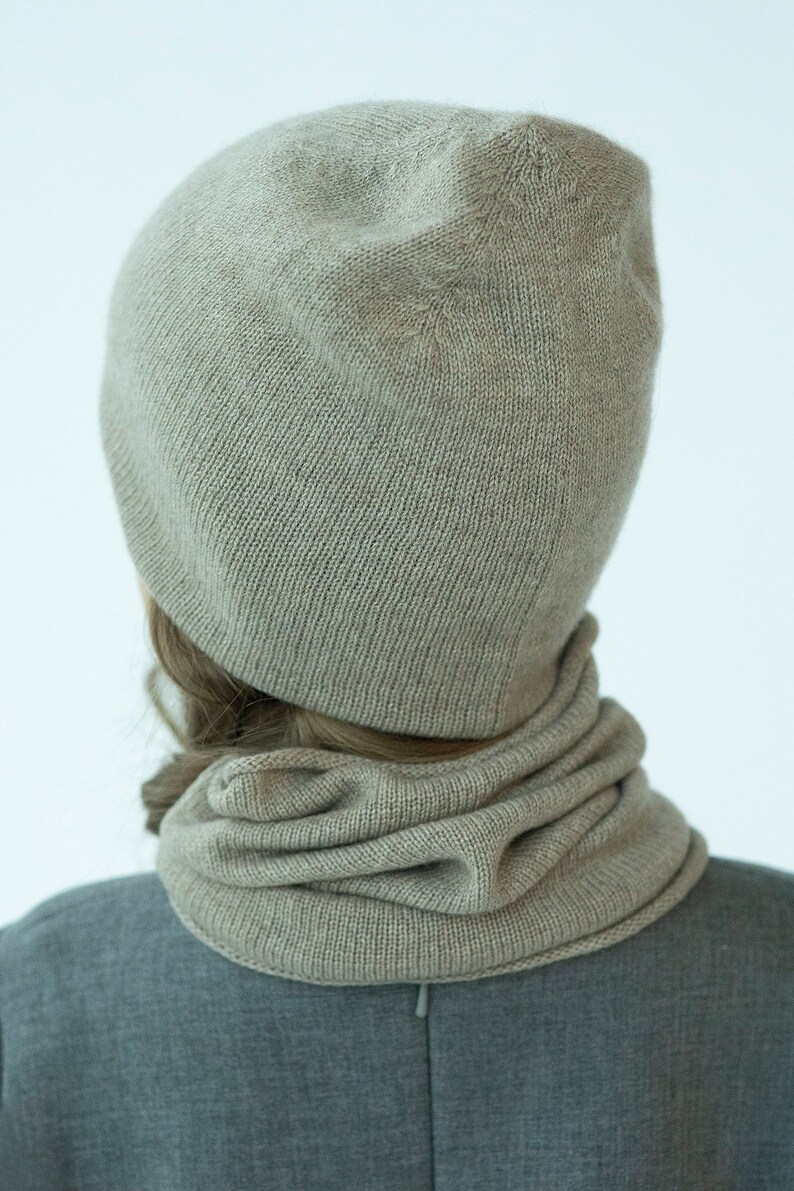 Cashmere hat and scarf set in beige Double cashmere knit beanie with infinity scarf for baby image 3