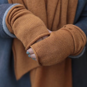 2 piece set of cashmere shawl, fingerless gloves in cinnamon color, Knitted winter accessories woman, Luxurious cashmere travel accessory Cinnamon