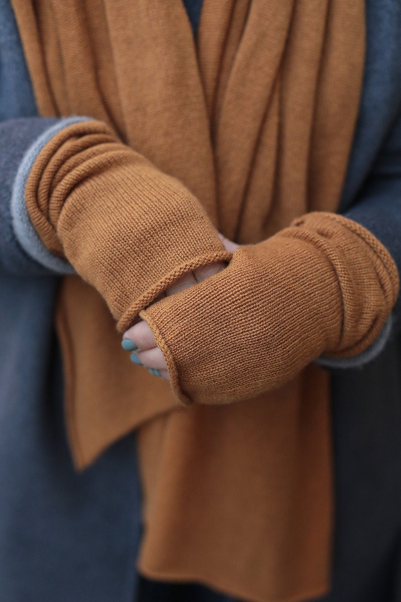 2 piece set of cashmere shawl, fingerless gloves in cinnamon color, Knitted winter accessories woman, Luxurious cashmere travel accessory Cinnamon