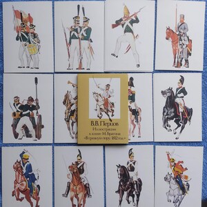 Può includere: Un set di dieci cartoline vintage con illustrazioni di figure militari in varie uniformi. Le cartoline sono stampate su cartoncino spesso e hanno una finitura lucida. Le illustrazioni sono dettagliate e colorate, e raffigurano soldati in diverse pose, tra cui in piedi, in marcia e a cavallo. Le cartoline sono in ottime condizioni e sarebbero un'ottima aggiunta a qualsiasi collezione.