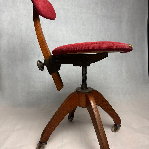 Chaise de bureau industrielle Åtvidaberg | Pivotant à hauteur réglable, capitonnage en velours bordeaux d'origine, base en bois et métal - Suède des années 30