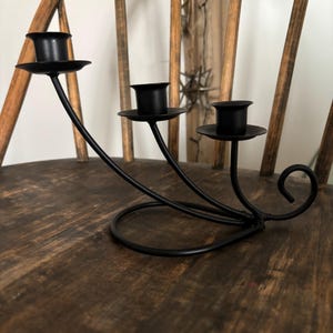 Vintage svensk smidesjärnsljusstake – 3-armad svart metallkandelaber – Scandinavian Modern