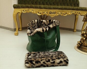Luxus Hunde Tragetasche - Versandfertig - Im Angebot - Kunstleder und Pelz Grüne Hunde Tragetasche mit Tiger Fell begrenzte vorrätige Letzte Stück Tasche tun