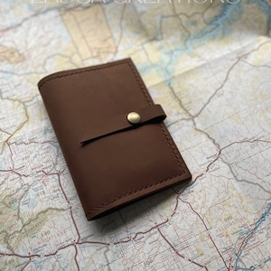 Porta pasaporte de cuero oscuro con bolsillos. Billetera estilo minimalista, accesorio de moda, estilo rústico occidental, regalos para padres LISTO PARA ENVIAR