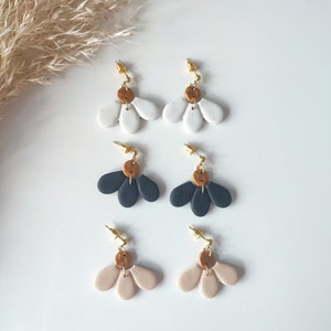 Pendants d&#39;oreilles fleurs qui tombent | Boucles d&#39;oreilles faites main en pâte polymère | Boucles d&#39;oreilles 3 pétales noires, blanches, latte | Boucles d&#39;oreilles tendance | Boucles d&#39;oreilles cadeau