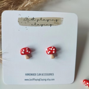 ミニマッシュルームスタッドピアス / ハンドメイドポリマークレイピアス