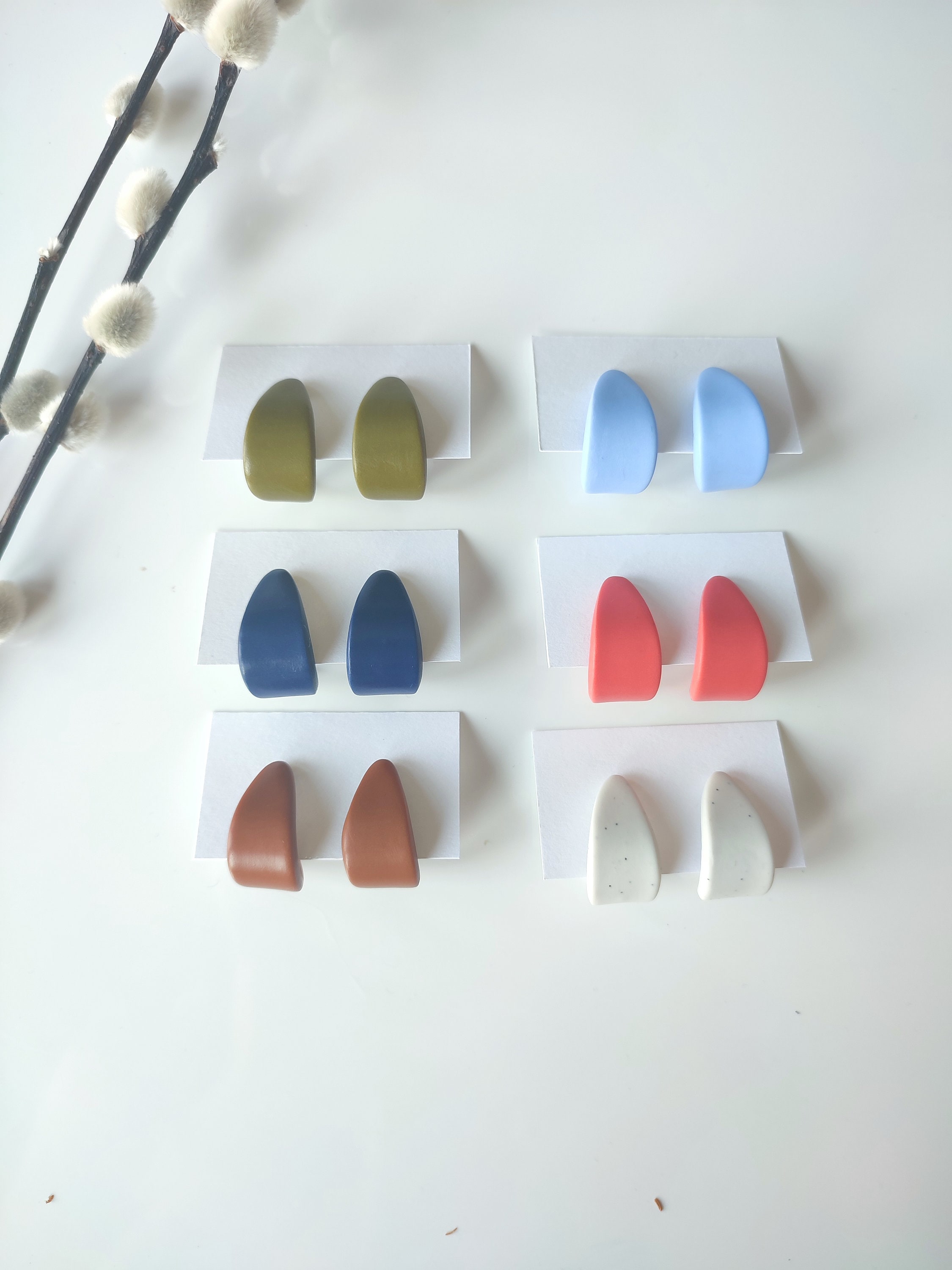 Huggie-oorbellen / Handgemaakte minihoepel van polymeerklei / Diverse kleuren / Alledaagse oorbellen