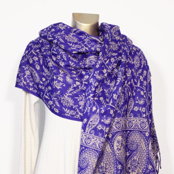 Grande étole à motifs cachemire beige sur fond violet