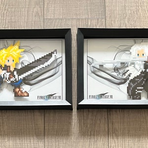 Peut inclure: Deux cadres d'art pixelisé représentant des personnages de Final Fantasy VII. Le cadre de gauche montre Cloud Strife avec son épée Buster, tandis que le cadre de droite montre Sephiroth avec sa Masamune.