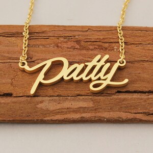 Könnte beinhalten: Goldkette mit dem Namen "Patty" in Schreibschrift.