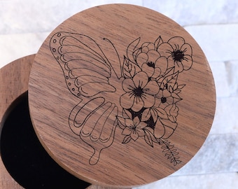 Caja para anillos con diseño de mariposa, caja para propuesta con diseño de mariposa, caja para anillos de compromiso con diseño de corona floral, grabado en madera Vox, caja para anillos de boda con diseño de mariposa