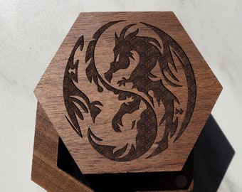 Caixa de anel de madeira gravada com dragão, caixa de joias de dragão, caixa de aliança de casamento Yin e Yang Drago Good and Bad, caixa de proposta de dragão, caixa de homem e mulher dragão
