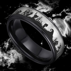 Puede incluir: Anillo de carburo de tungsteno negro con una banda de plata cepillada que presenta una silueta de Jack Skellington y Sally de Pesadilla antes de Navidad.