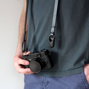 Tracolla in pelle a sgancio rapido per fotocamera - Stride QR - Tracolla sottile o tracolla, personalizzabile con ancoraggi Peak Design, corta lunga nera marrone