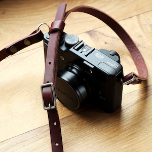 Dragonne en cuir pour appareil photo, longueur réglable, fine, cadeau personnalisé pour photographe, noir marron fait main pour le cou ou les épaules, courte ou longue