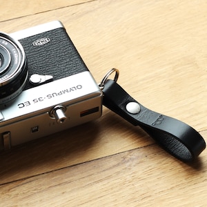 Cinturino da dito in pelle per fotocamera, sottile, personalizzabile, nero e marrone, regalo per fotografi, impugnatura sottile e comoda per fotocamere mirrorless compatte a pellicola