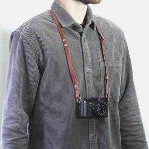 Summit : dragonne en cuir double usage, dragonne et tour de cou réglables, fait main, minimaliste et personnalisable
