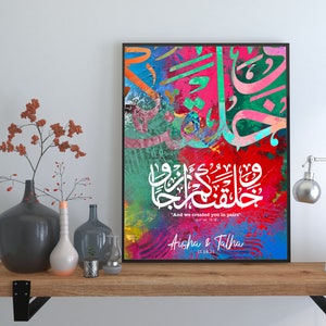 Könnte beinhalten: Ein farbenfroher abstrakter Kunstdruck mit arabischer Kalligraphie und dem Text "Und Wir haben euch in Paaren erschaffen" Koran 78:8. Der Druck enthält auch die Namen "Aisha & Talha" und das Datum "15.08.21".