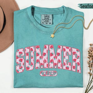 Strawberry Summer Vibes Comfort Colors Shirt For Women Fruit T-shirt Floral Graphic Tee Groovy Beach Tshirt Vacation Outfit Cute Summer Top