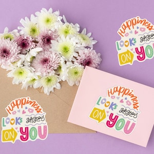 Glück sieht wunderschön auf dir aus glänzend Aufkleber, Laptop Aufkleber, Geschenk für Sie, Valentinstag, Geschenk für Sie, Regenbogen, Geburtstagsgeschenk, Geschenk unter 20
