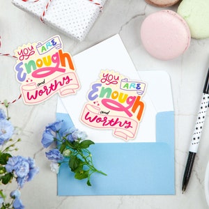 Adesivo brilhante "Você é o suficiente" - Amor próprio, arte kawaii, presente feito à mão para ela, aniversário, presente para madrinha, decalque inspirador e digno