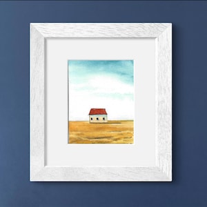 Puede incluir: Una pintura de acuarela de una pequeña casa blanca con un techo rojo en un campo. La casa tiene dos ventanas y está situada contra un cielo azul con nubes blancas.