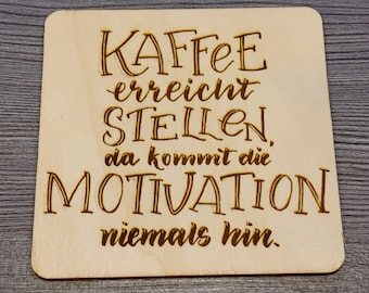 Untersetzer mit Gravur Kaffee erreicht Stellen da kommt die Motivation niemals hin Geschenk Spruch Karte Schild Holz