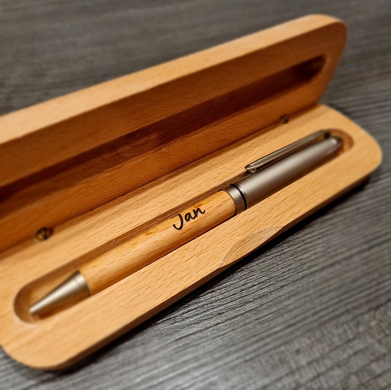 Kugelschreiber mit Etui und Gravur personalisiert aus Buchenholz schönes Geschenk Geburtstag Weihnachten Kuli Stift Schachtel Bild 3