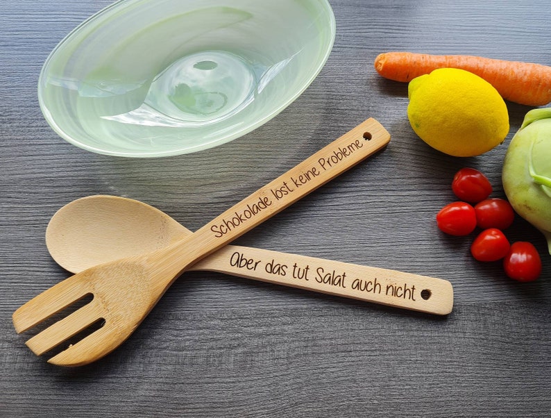 Bambus Salatbesteck mit Spruch individuelle Gravur Schokolade löst keine Probleme Geschenk Geburtstag Einzug Wohnung Haus Muttertag Bild 1