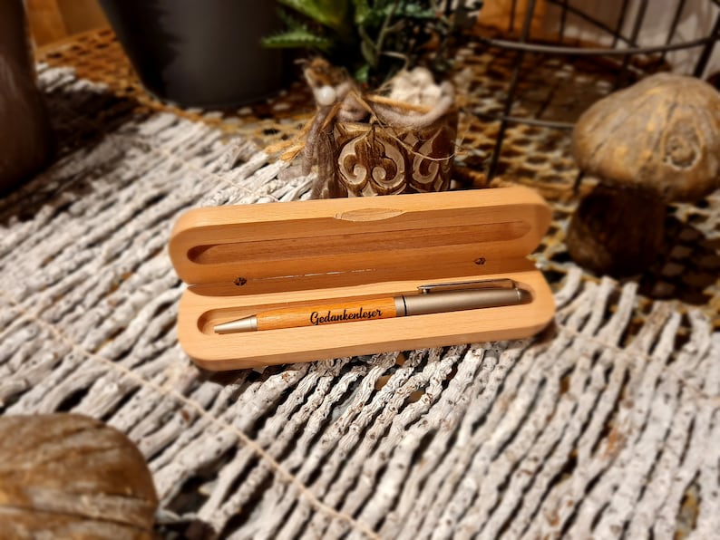 Kugelschreiber mit Etui und Gravur personalisiert aus Buchenholz schönes Geschenk Geburtstag Weihnachten Kuli Stift Schachtel immagine 2