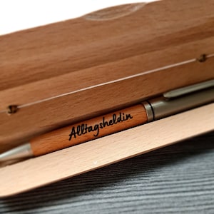 Kugelschreiber mit Etui und Gravur personalisiert aus Buchenholz schönes Geschenk Geburtstag Weihnachten Kuli Stift Schachtel Bild 6