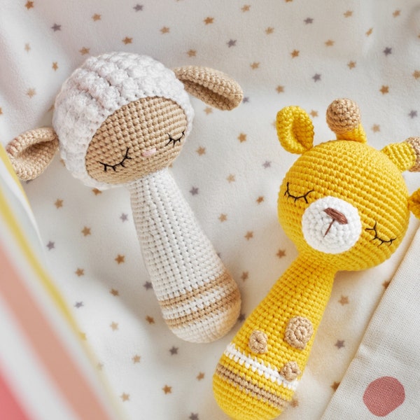 Set van 2 gehaakte rammelaars patroon baby rammelaar amigurumi patroon gehaakte giraffe patroon gehaakte schapen patroon baby kinderkamer cadeau knuffel