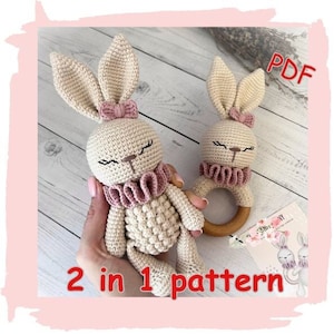 Könnte beinhalten: Ein Häkelmuster zum Herstellen von zwei Hasenspielzeugen. Ein Hase ist ein Rasselspielzeug mit einem Holzring. Das Muster ist als PDF-Download erhältlich. Der Text auf dem Bild lautet "2 in 1 pattern".